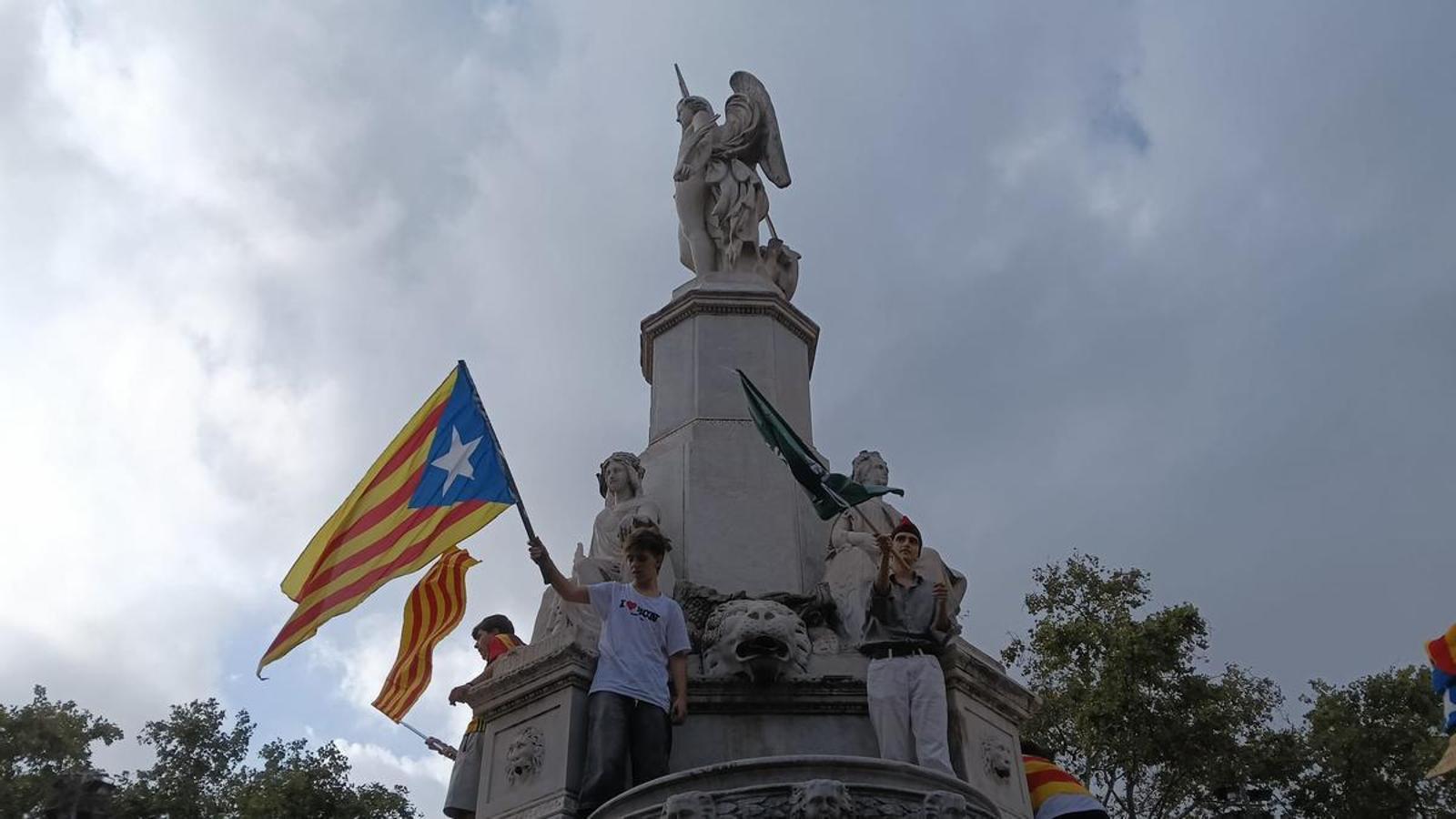 The independentista with climbing barretina