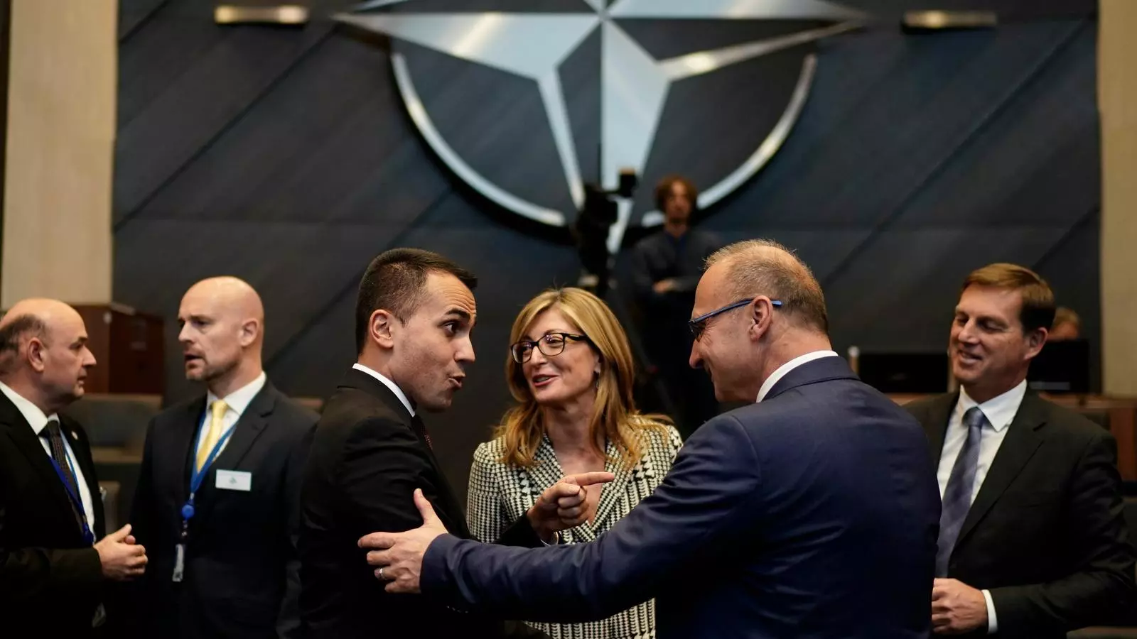 El ministre d'Afers Exteriors italià, Luigi Di Maio, conversa amb el seu homòleg croat, Gordan Grlic-Radman, durant la cimera de ministres d'Afers Exteriors de l'OTAN que s'ha celebrat a Brussel·les.