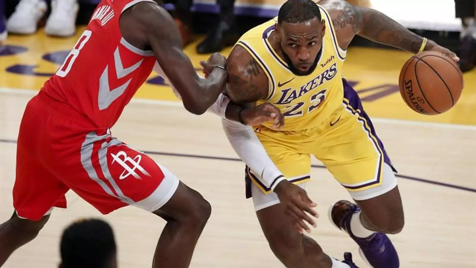 El debut de LeBron James a l'Staples acaba amb una baralla amb cops de puny