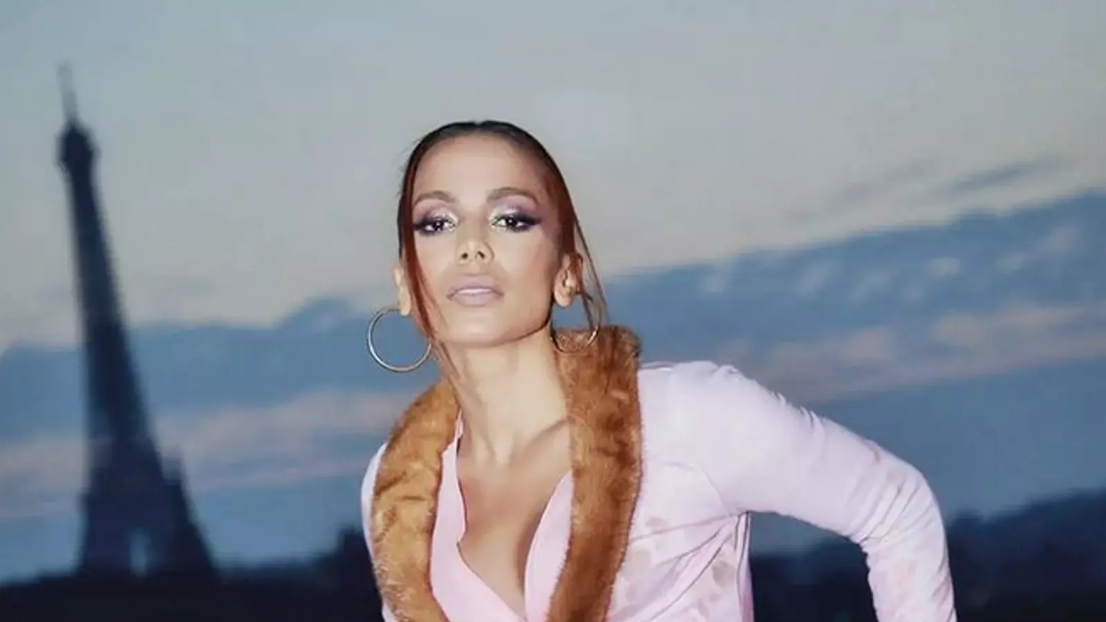 La cantant brasilera Anitta en el seu viatge a París durant la setmana de la moda de la capital francesa
