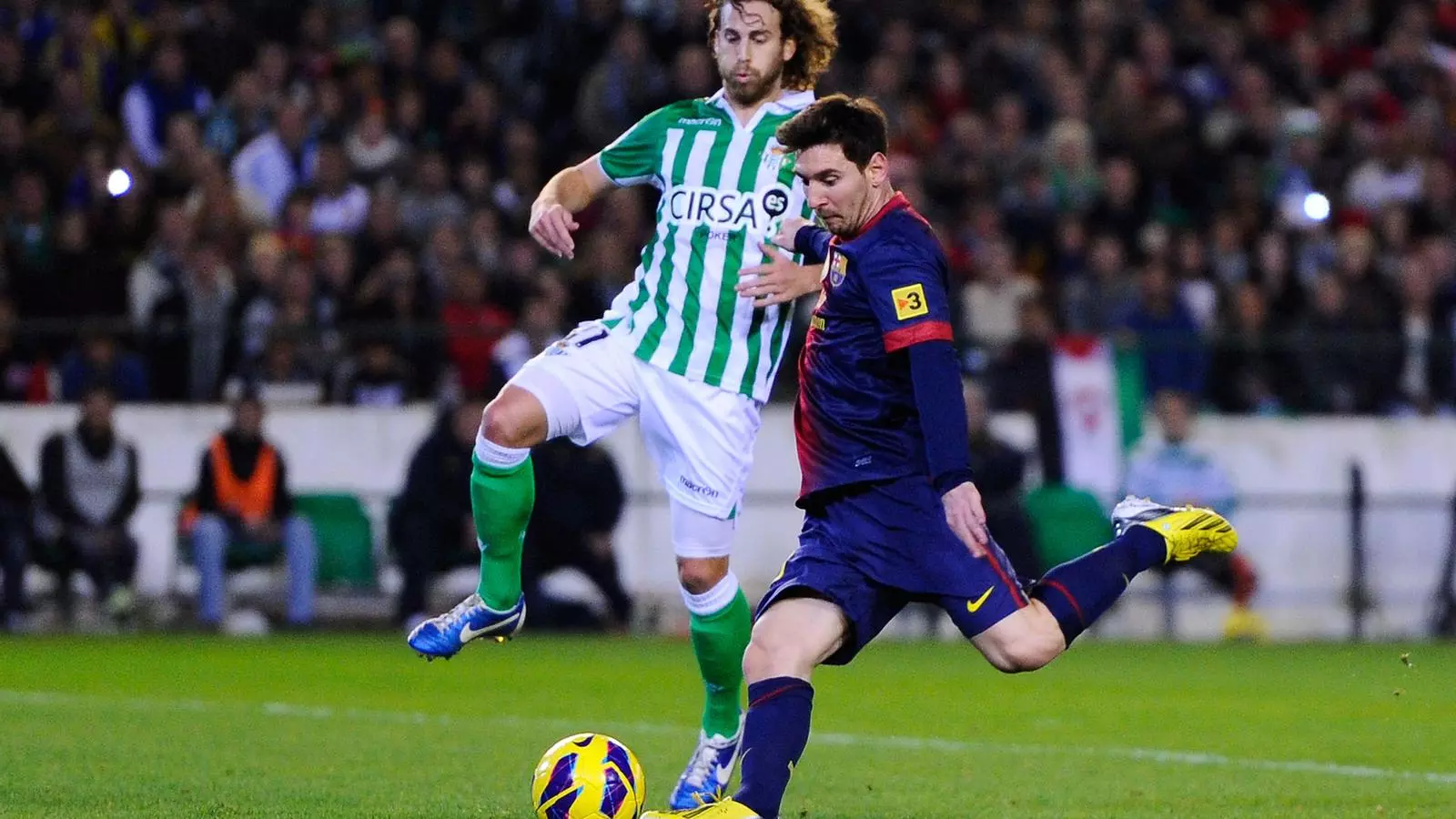Leo Messi durant l'acció del 0-2 a favor del Barça. El bètic Cañas no va poder evitar que l'argentí marqués.