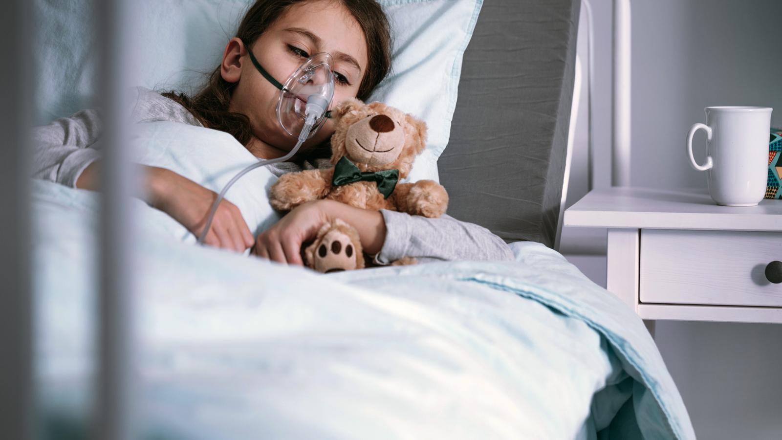 Una niña ingresada en un hospital en una imagen de archivo.