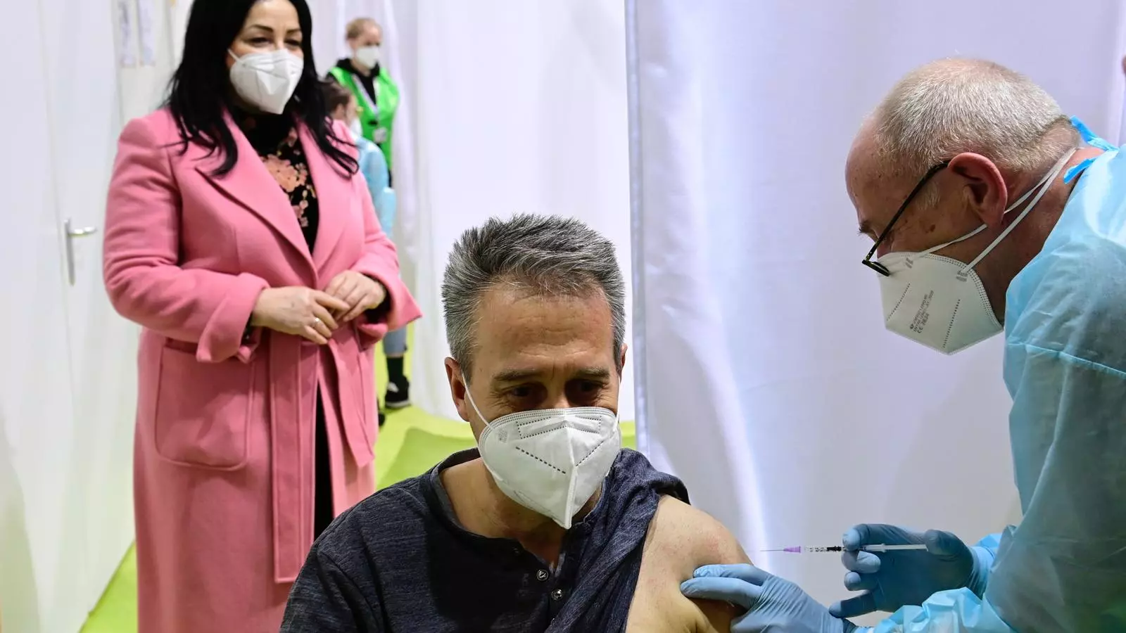 Un hombre recibe la vacuna contra el covid -19 en un centro de vacunación de Berlín, este lunes