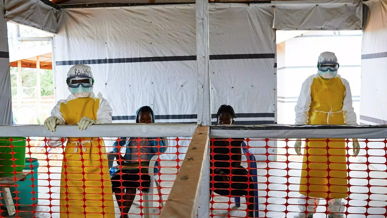 Treballadors sanitaris protegits per evitar infeccions atenent dos pacients ingressats en un centre mèdic de Beni, a l'est del Congo