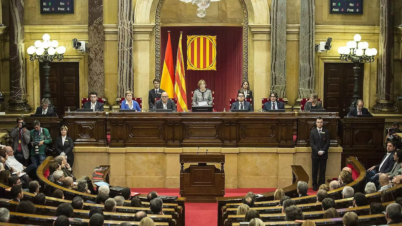 El ministre de Justícia, Rafael Catalá, va tornar a dir ahir que la presidenta del Parlament, Carme Forcadell, pot ser inhabilitada si no fa cas de la resolució del TC.