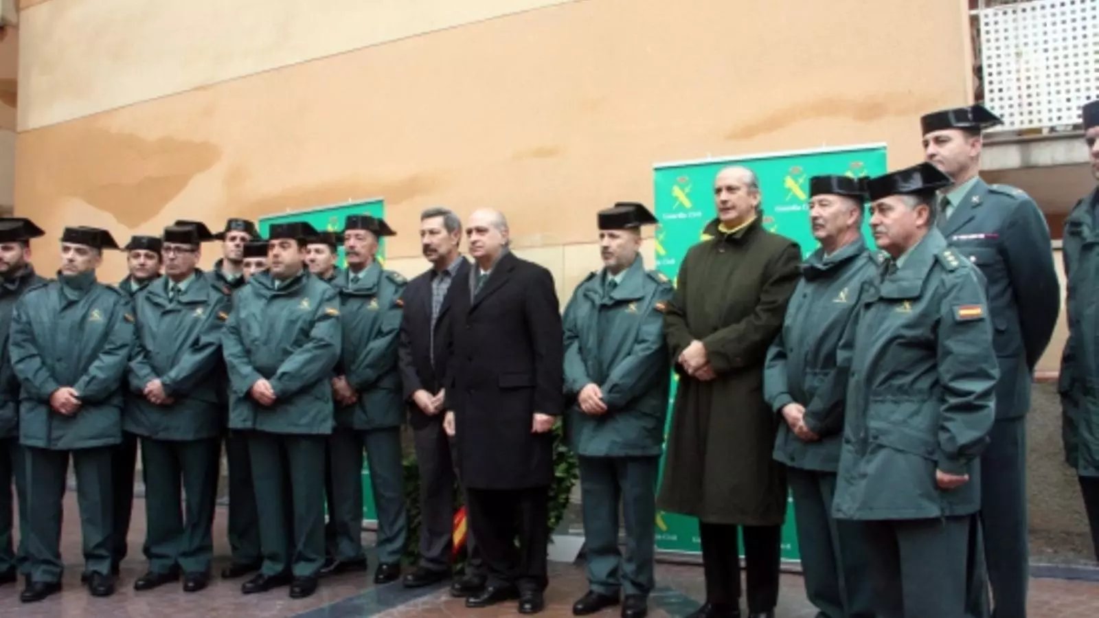 El ministre de l'Interior, Jorge Fernández Díaz, amb el director general de la Guàrdia Civil, Arsenio Fernández de Mesa, i guàrdies civils davant l'ofrena floral en homenatge a les víctimes de l'atemptat a la caserna de Vic el 1991