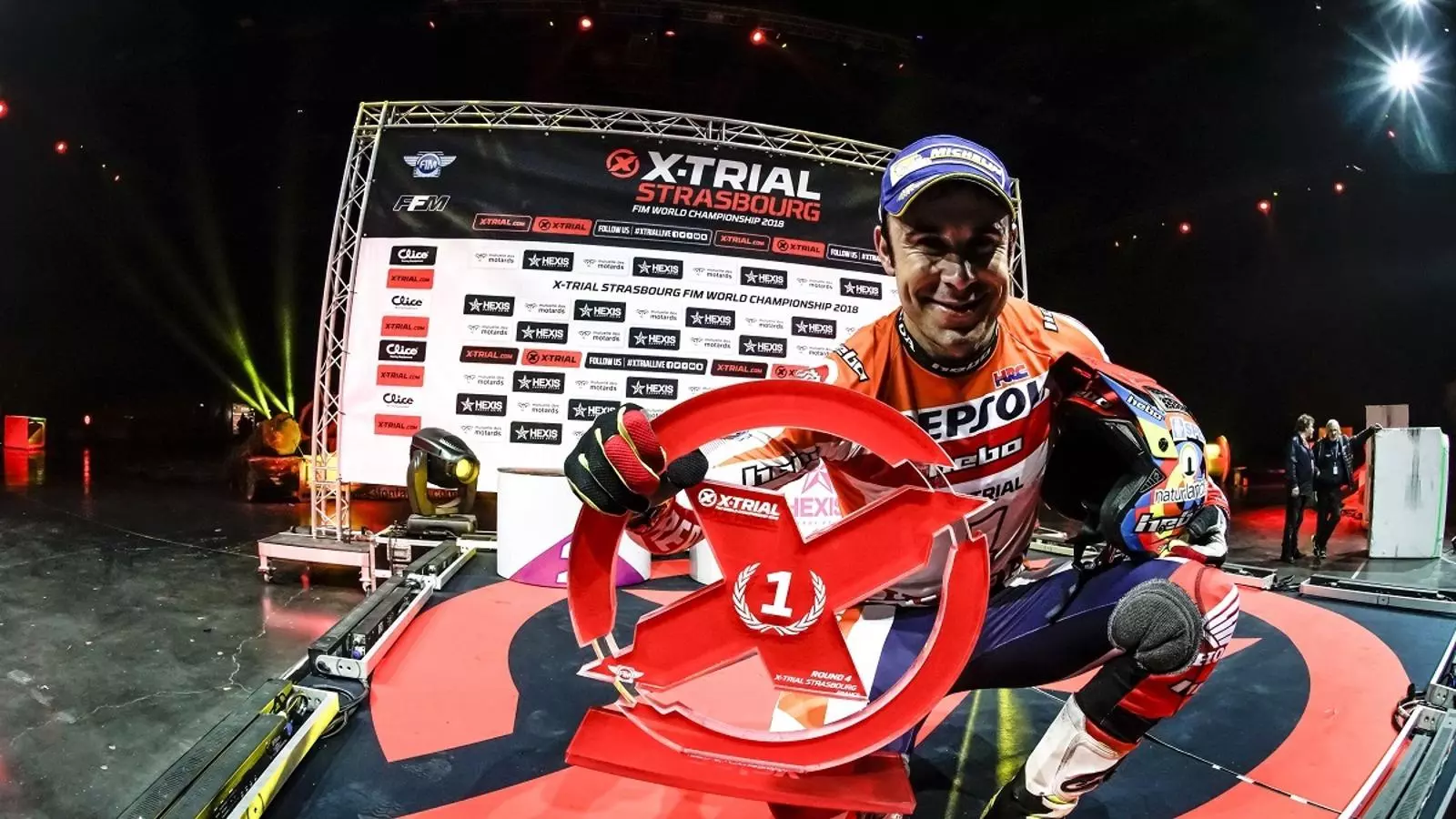 Toni Bou, amb el trofeu de guanyador de l'X-Trial d'Estrasburg