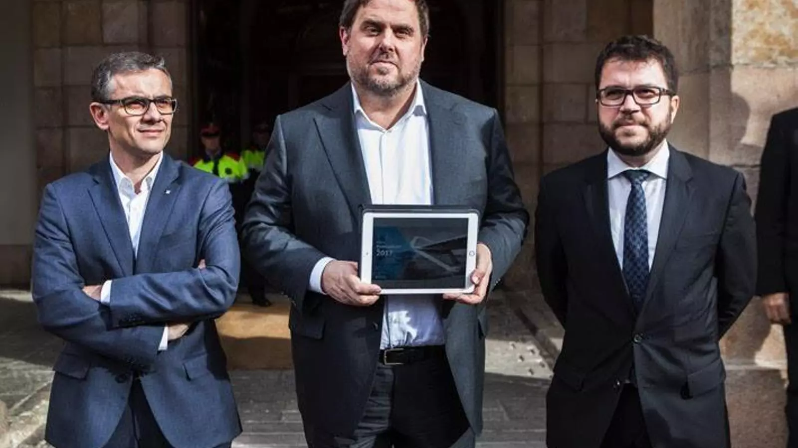 Oriol Junqueras, Josep Maria Jové i Pere Aragonès, instants abans de lliurar els pressupostos a la presidenta del Parlament