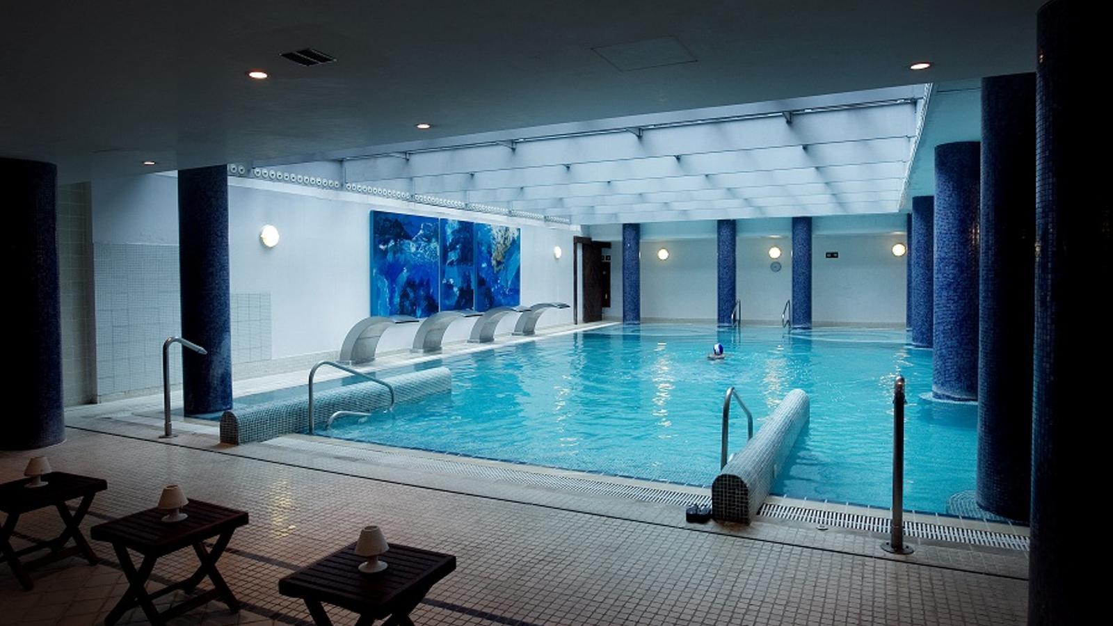 Al balneari Rocafort s'hi pot nedar, embolcallar-se amb les bombolles del jacuzzi o mitigar contractures amb dolls d'aigua