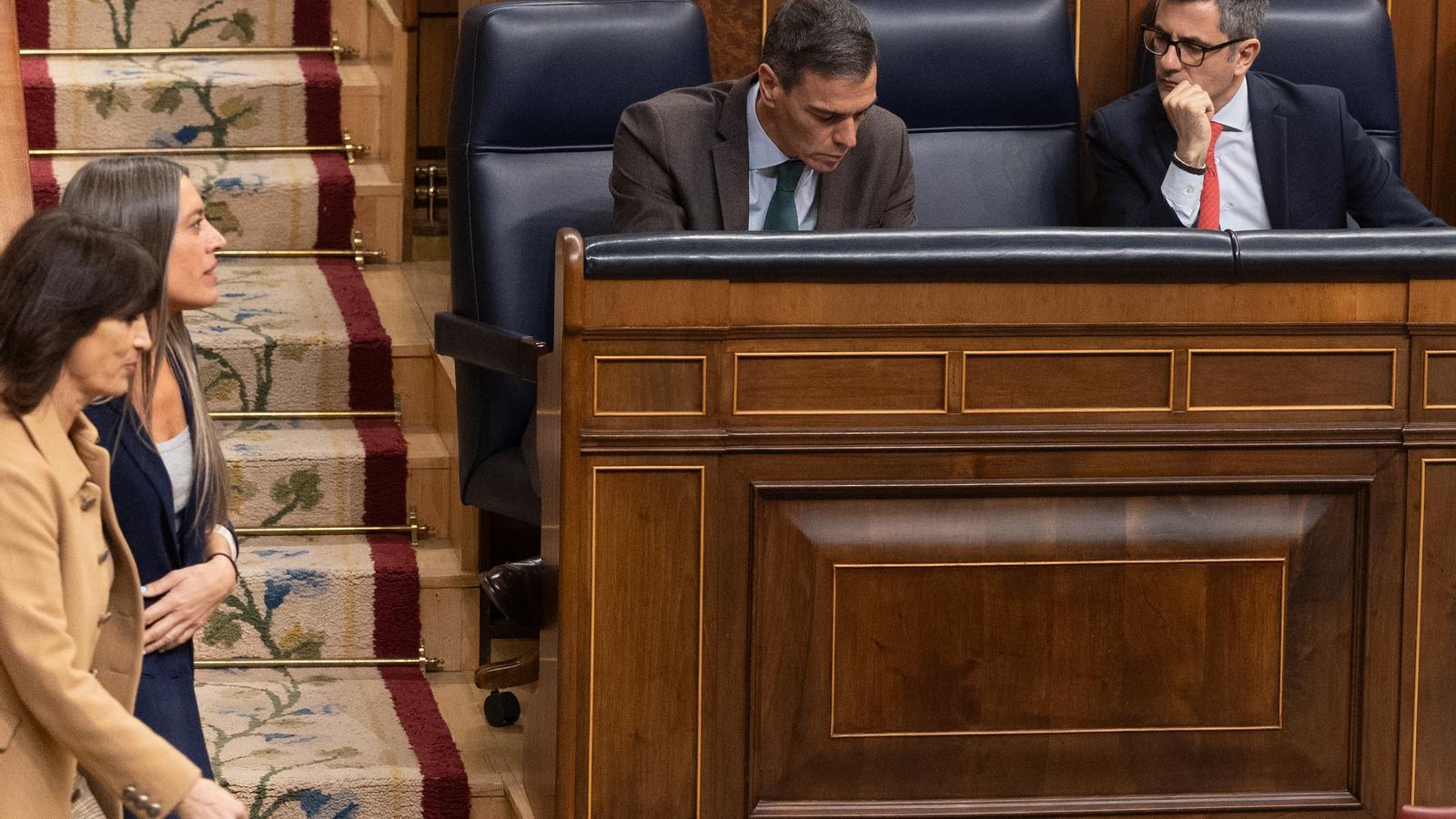 El presidente del gobierno español, Pedro Sánchez, y el ministro de la Presidencia, Félix Bolaños, en el Congreso.