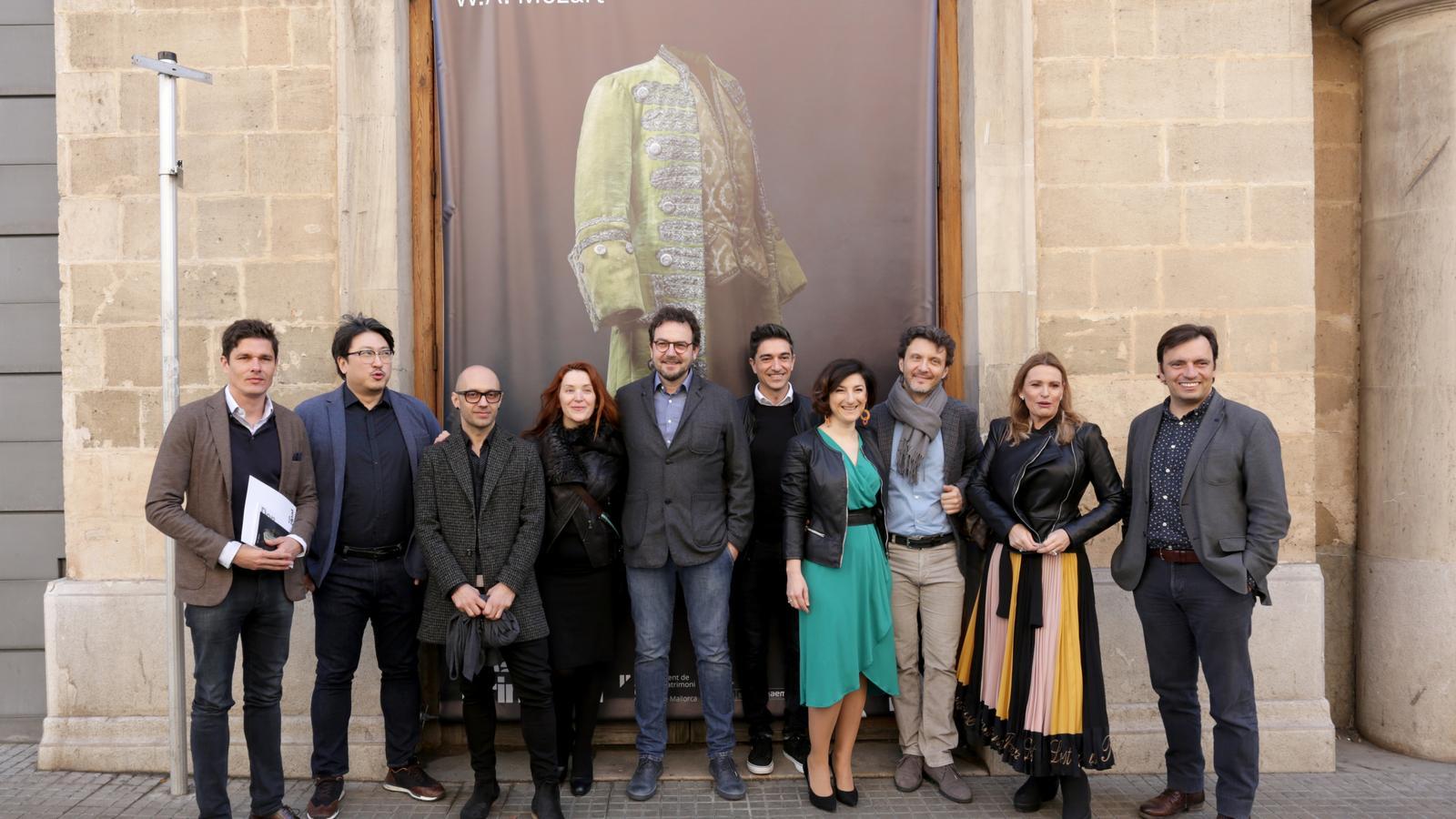 L'equip que ha portat endavant 'Don Giovanni', a les portes del Teatre Principal.