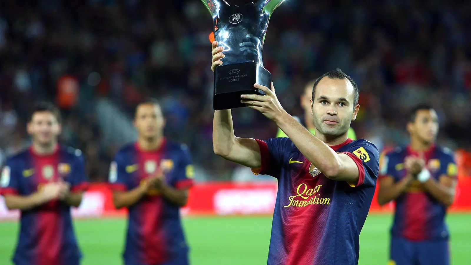 Andrés Iniesta va exhibir el premi de millor jugador de la UEFA davant l'afició abans del partit.