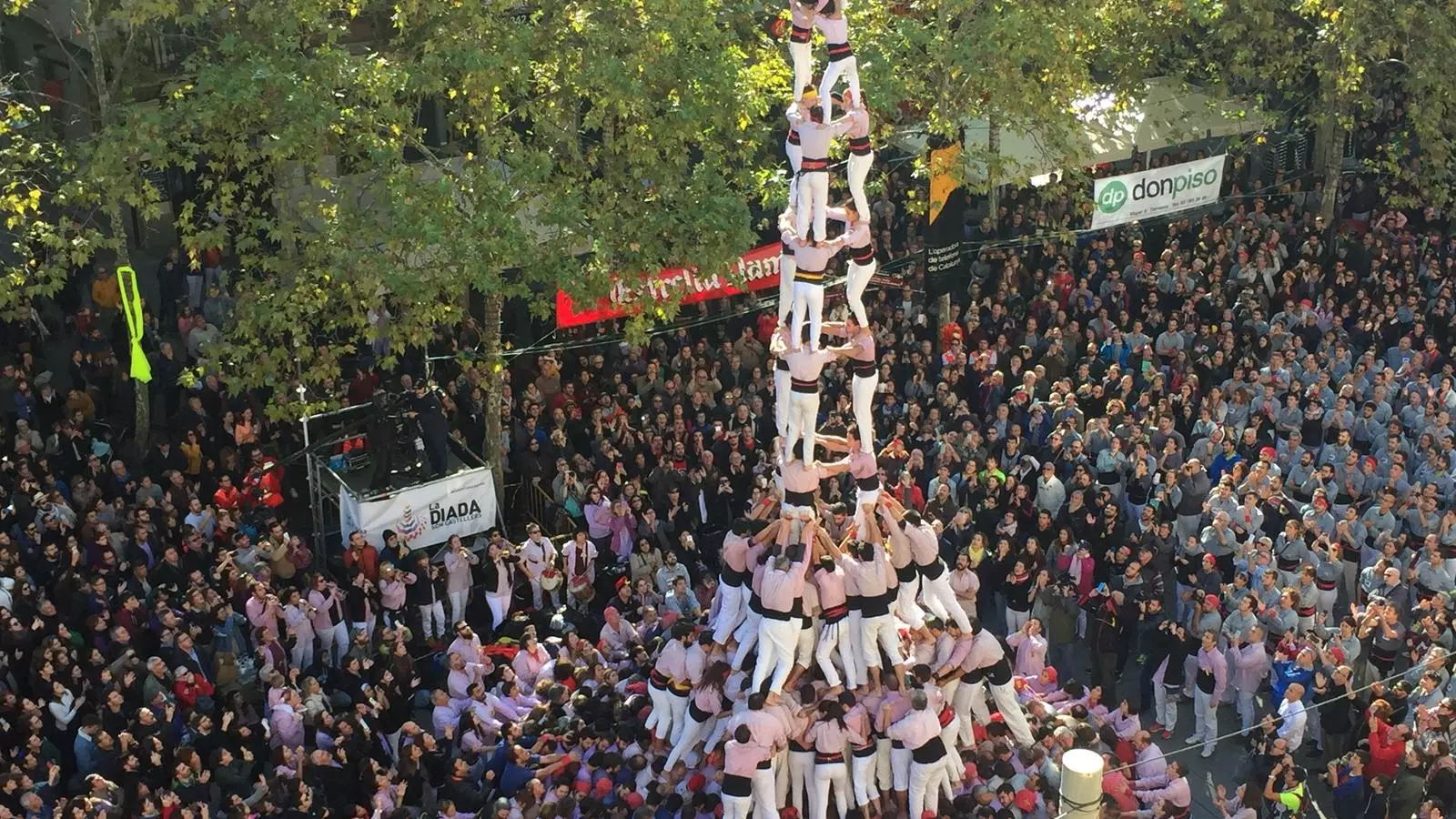 Els Minyons de Terrassa tanquen la temporada coronant de nou el castell de deu pisos
