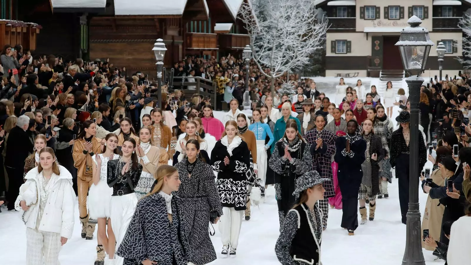 Moments de la desfilada de Chanel en homenatge a Karl Lagerfeld