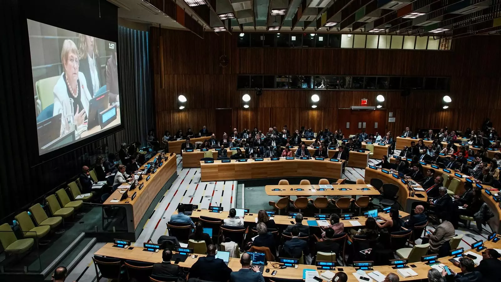 Michelle Bachelet, candidata al càrrec de secretària general, apareix a la pantalla mentre parla amb els delegats a la seu de l'ONU a Nova York.