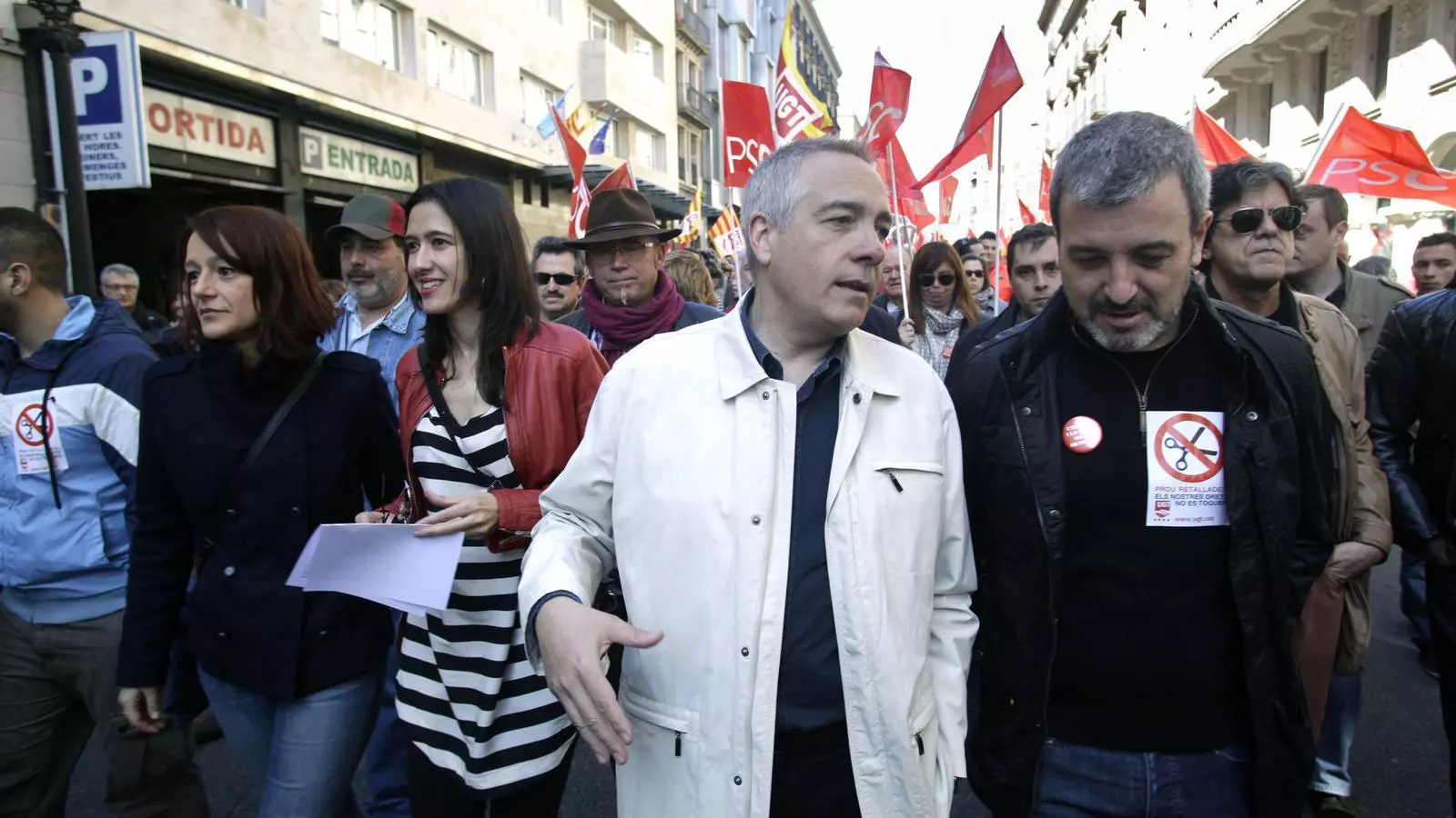 Pere Navarro, acompanyat per Laia Bonet, Núria Parlón i Jaume Collboni, també dirigents del PSC, ahir a la manifestació dels sindicats contra les retallades i la corrupció al centre de Barcelona.