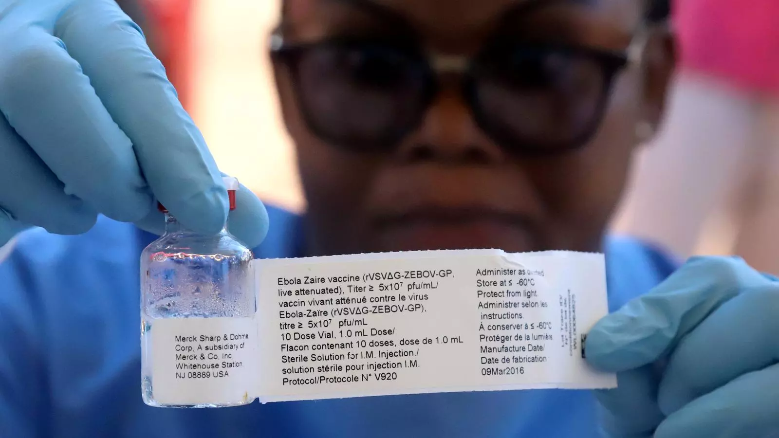 Una treballadora de l'OMS mostrant una dosi de la nova vacuna contra l'Ebola