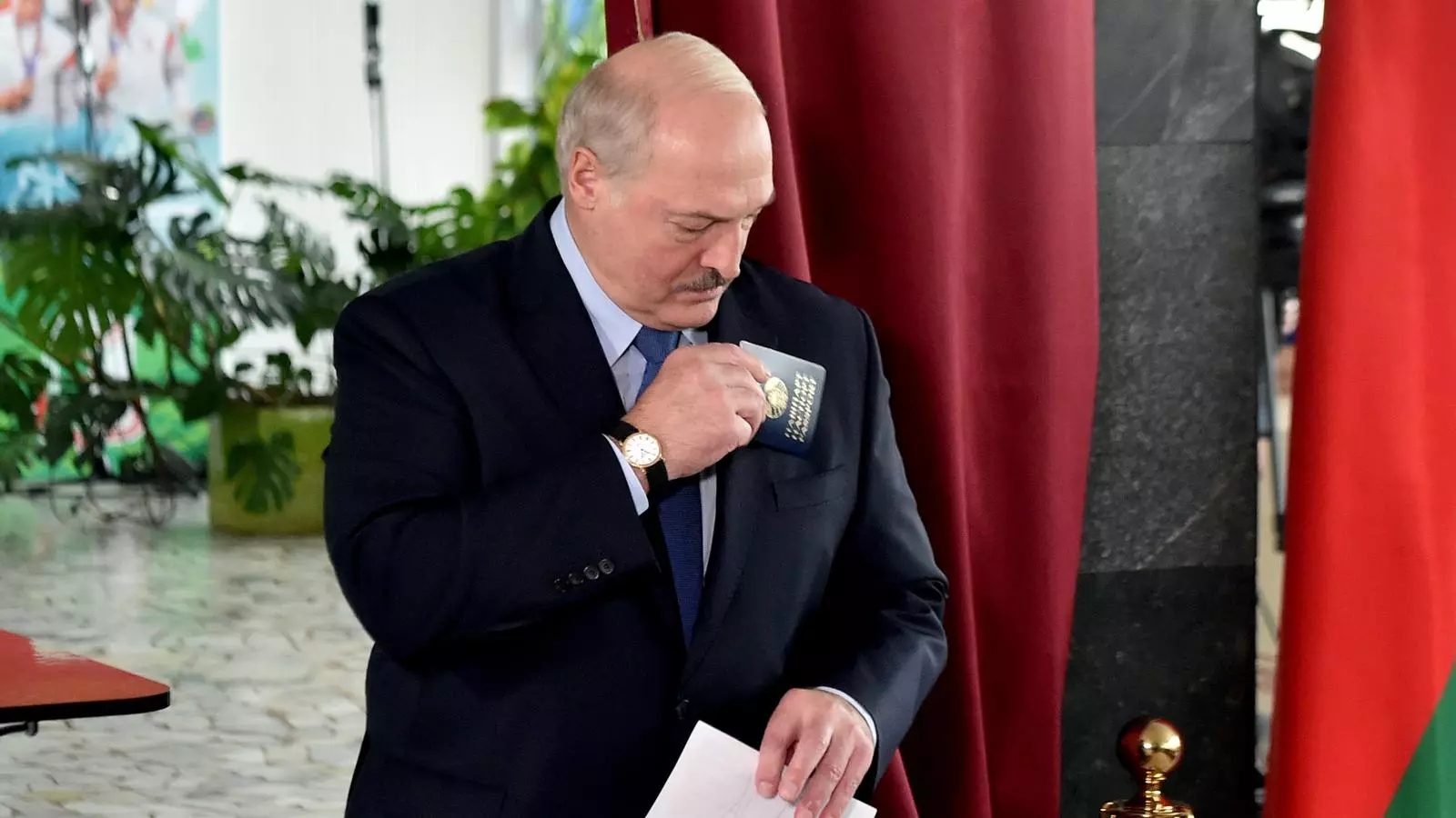 El president de Bielorrússia Lukaixenko mentre votava en un col·legi electoral de Minsk.