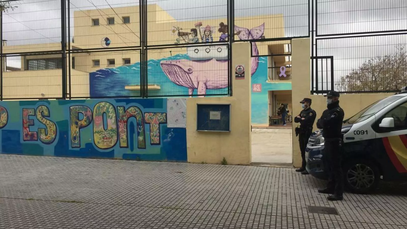 Policia Nacional durant la vigilància en els centres educatius de les Illes Balears