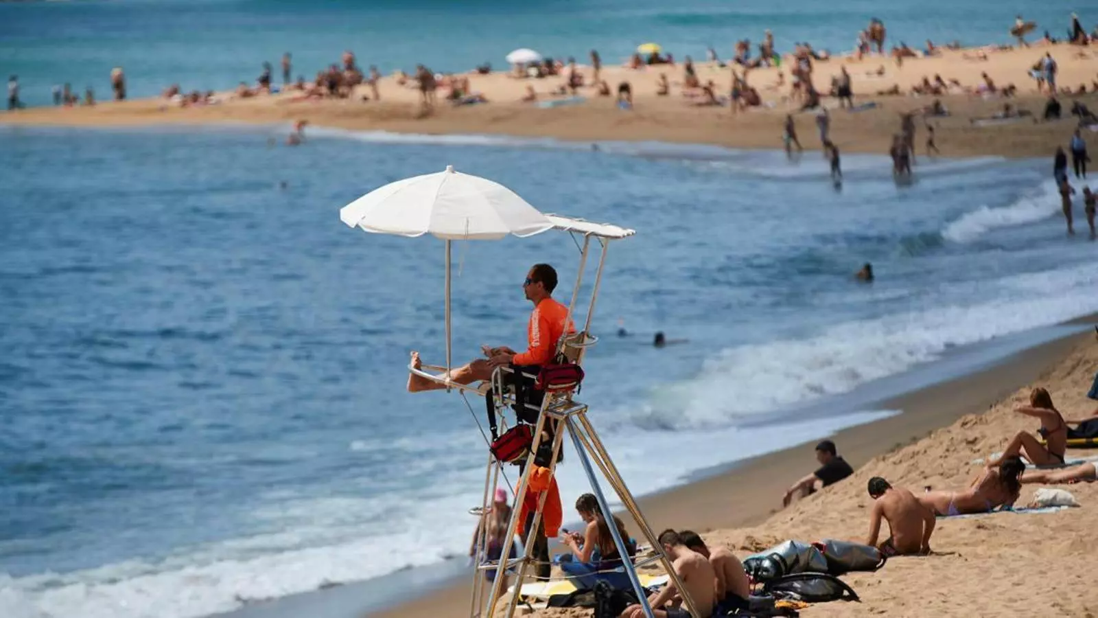 Les platges de Barcelona ja estan reobertes al bany.