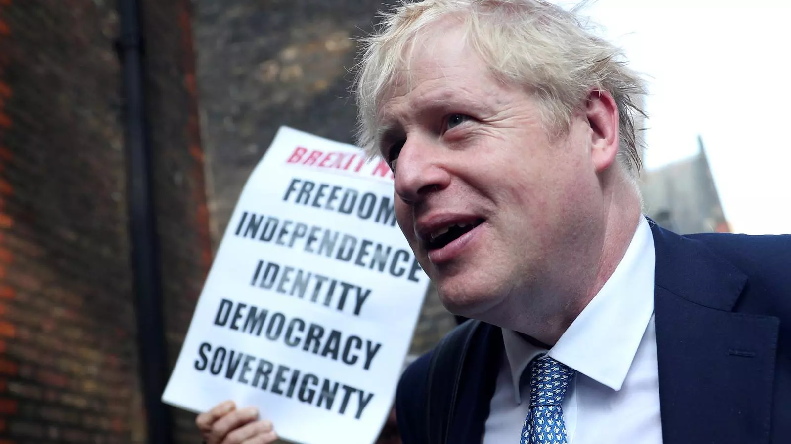 Boris Johnson, en una imatge captada aquest matí de dimarts, a primera hora, als afores de la seva oficina de Londres / HANNAH MCKAY / REUTERS
