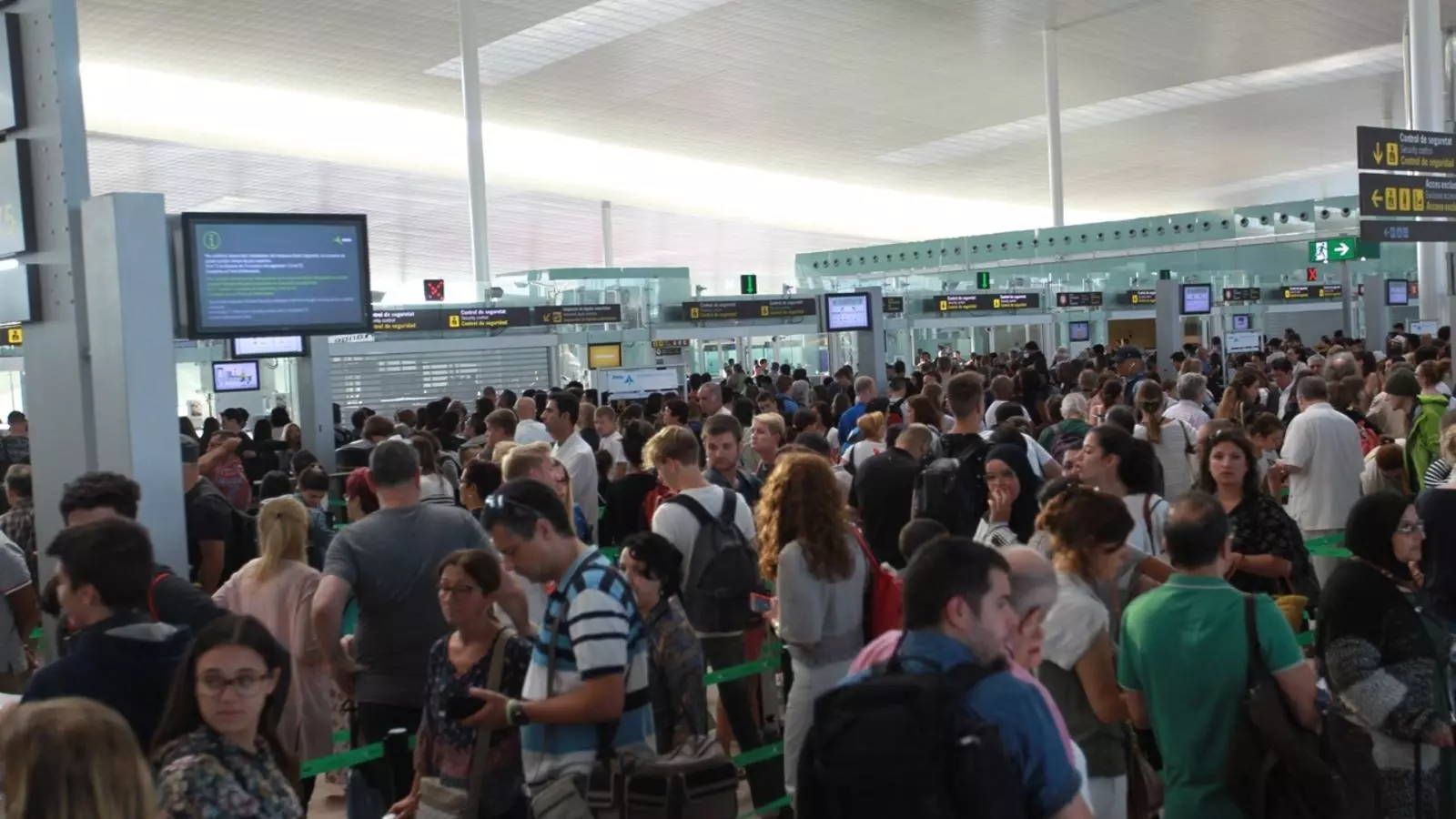 Aquest dijous, a primera hora, s'han tornat a repetir les llargues cues als controls de seguretat de l'aeroport del Prat