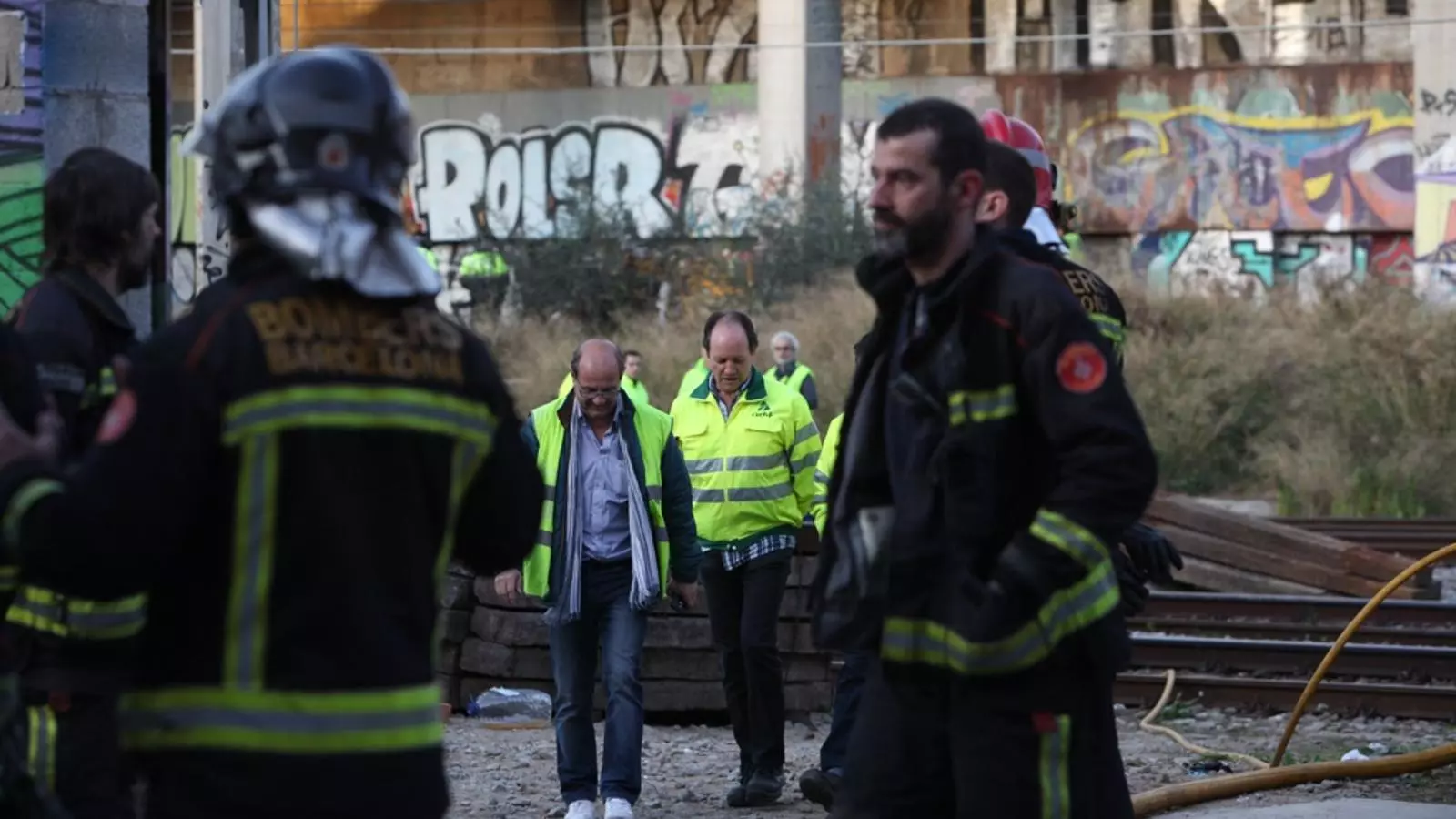 Els bombers treballen on probablement s'ha iniciat el foc, al carrer Pamplona de Barcelona / CÈLIA ATSET