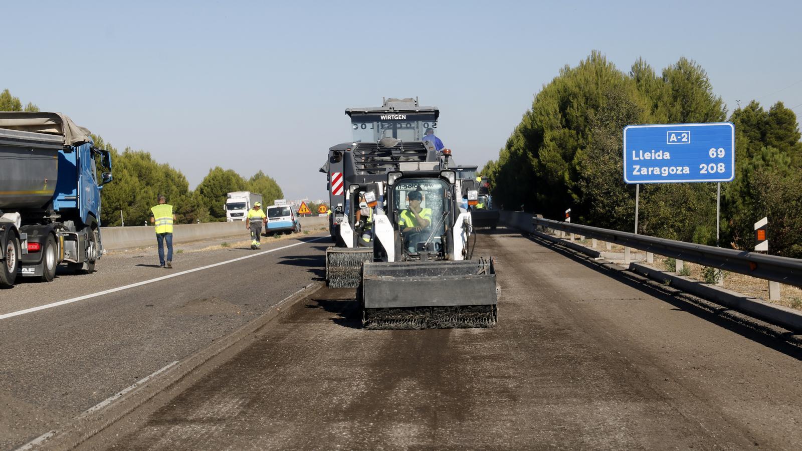 Workers with machinery working on the rehabilitation of the A-2 pavement in Segarra.