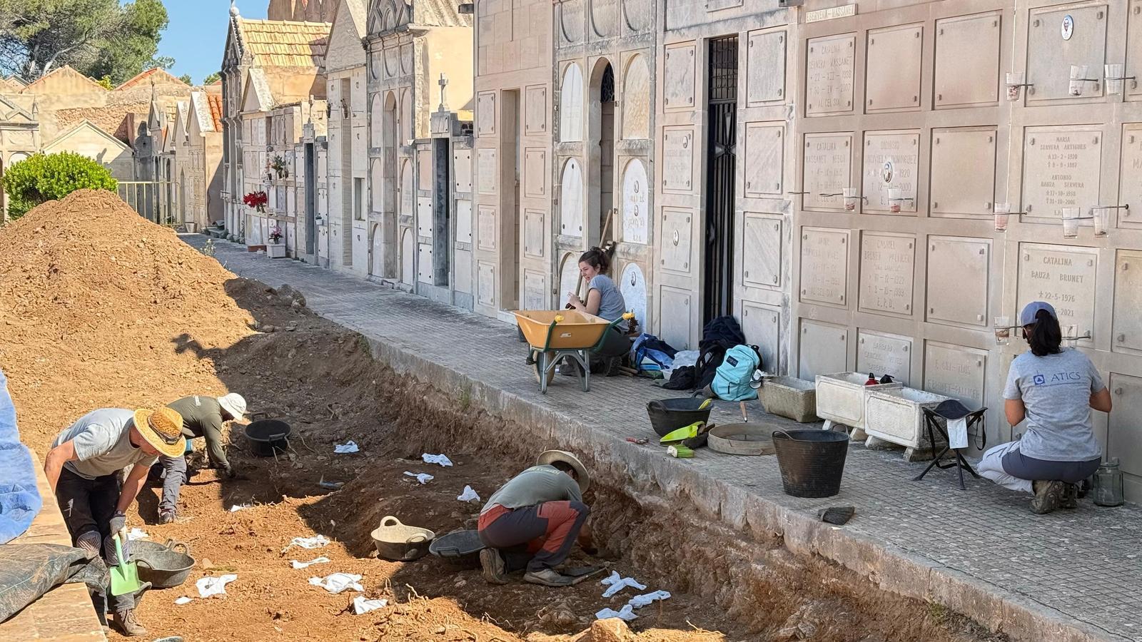Archäologen arbeiten am Gräberplan des Friedhofs von Son Servera