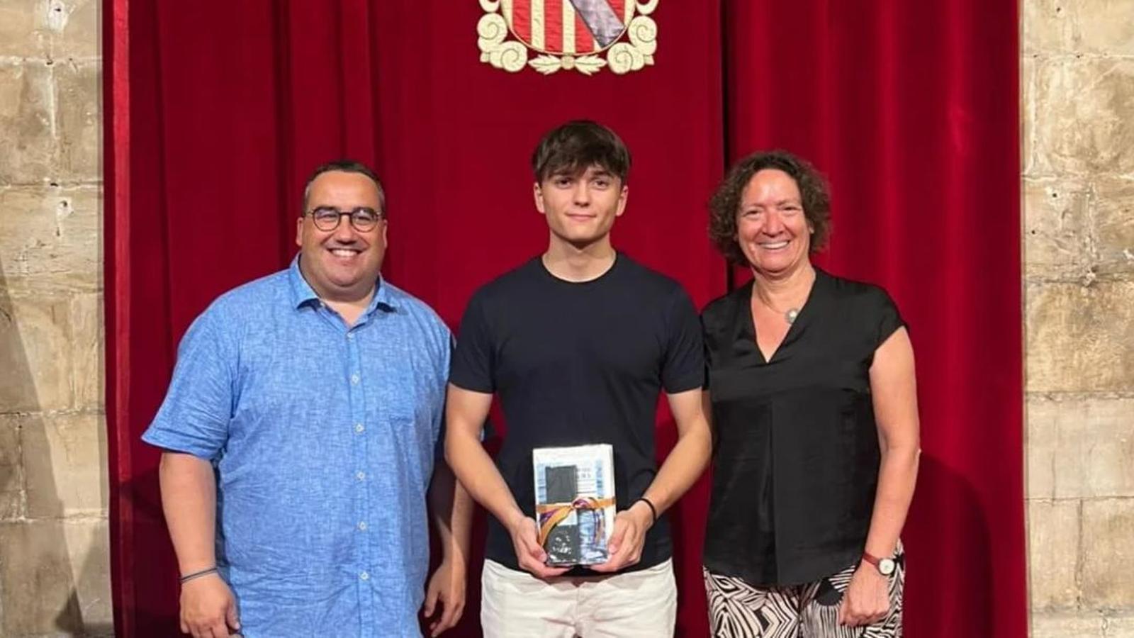 "Fèlix Coll, en el centro, durante la recepción celebrada en el Consolat de Mar en honor de los mejores alumnos de las PAU 2025.