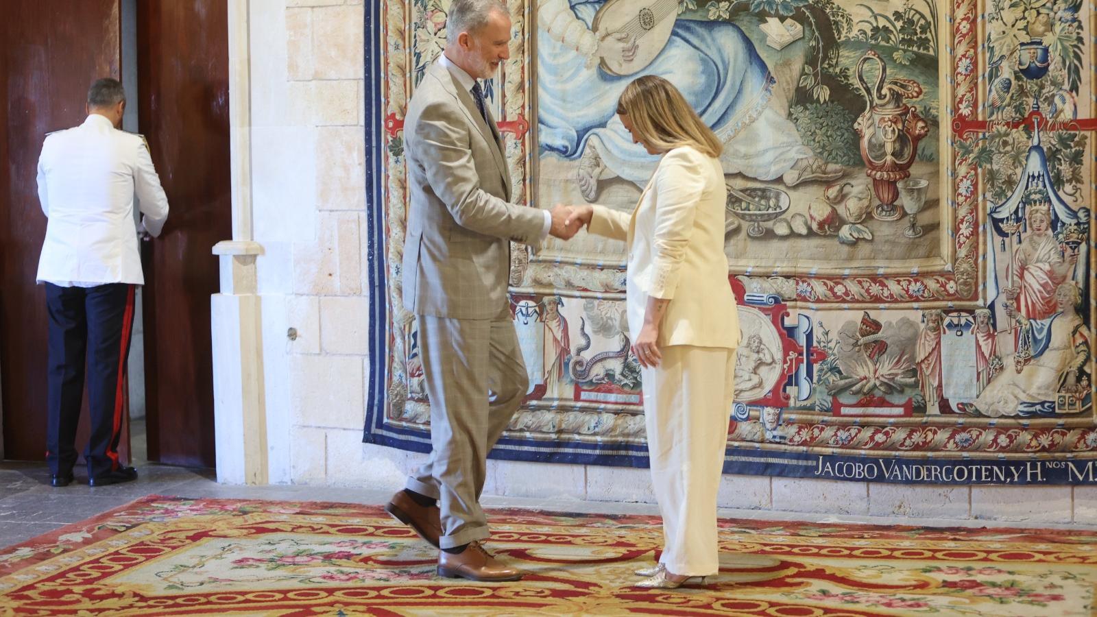 Felipe VI y la presidenta del Gobierno, Marga Prohens.