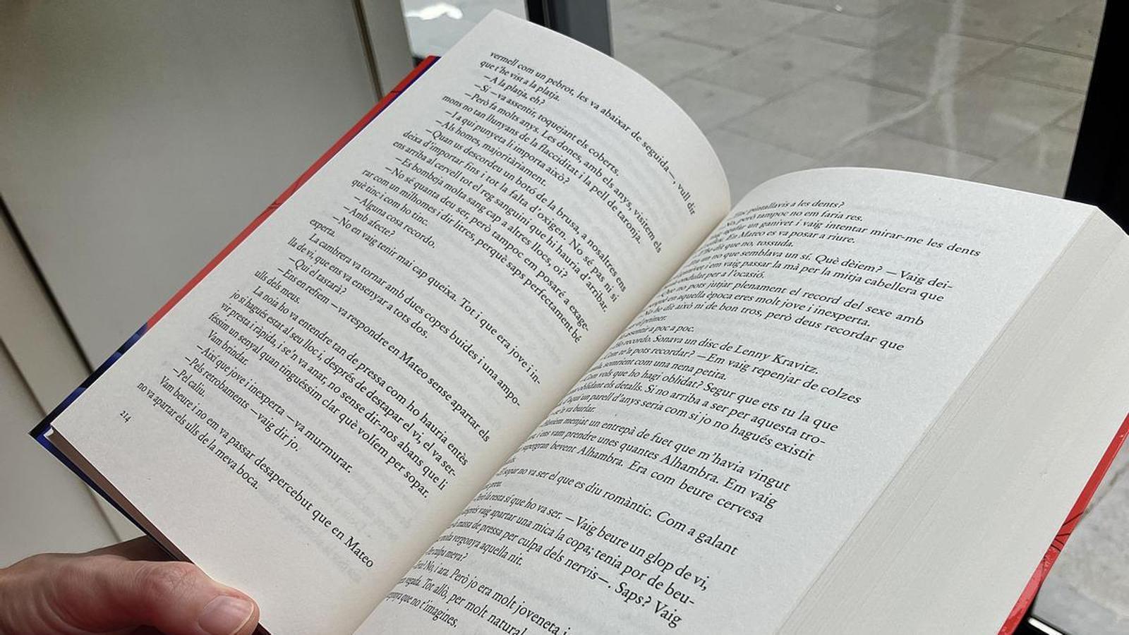 Un libro grueso escrito en catalán.