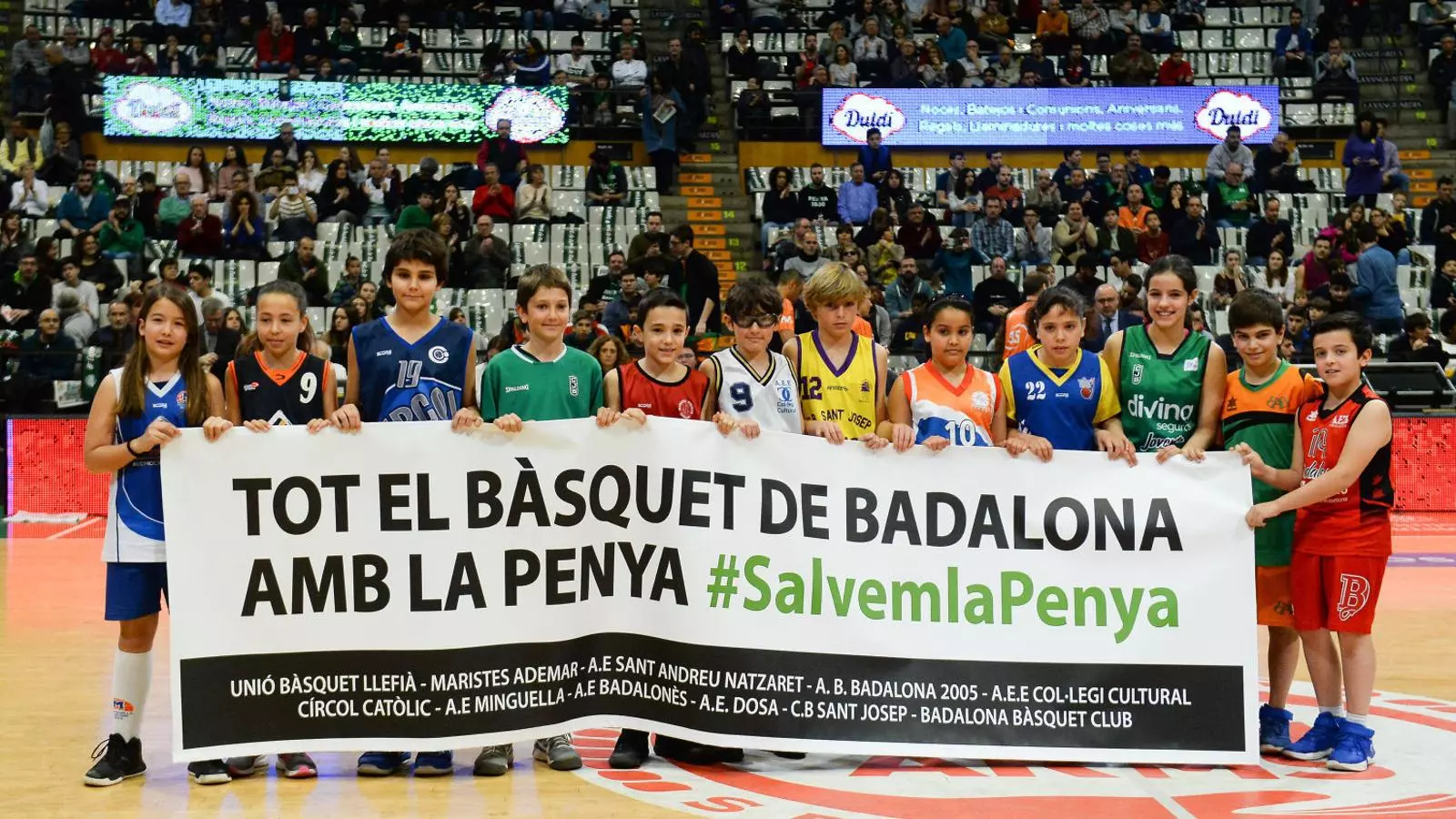 Representants de tots dels clubs de Badalona van donar suport a la Penya durant el partit contra el Baskonia.