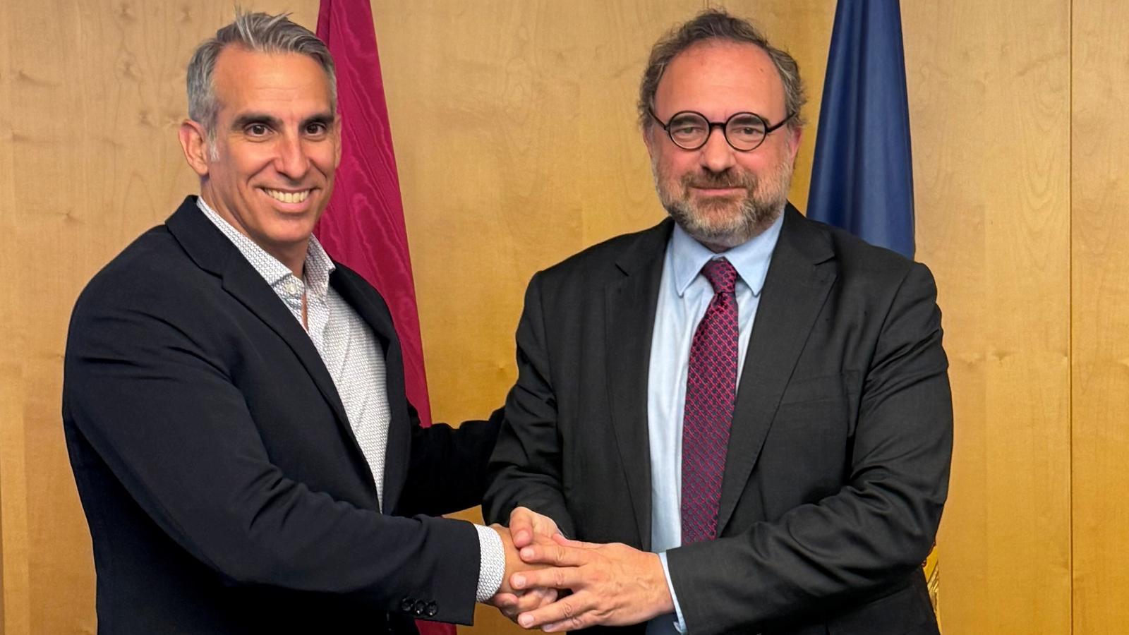 El rector de l’UdA, Juli Minoves, i el director general adjunt d’Andorra Telecom, Cesar Marquina.