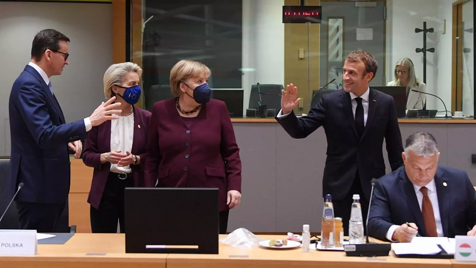 El primer ministre polonès, Mateusz Morawiecki, la presidenta de la Comissió Europea, Ursula von der Leyen, la cancellera alemanya Angela Merkel i el president francès Emmanuel Macron se saluden en presència de Viktor Orban, primer ministre hongarès, assegut.