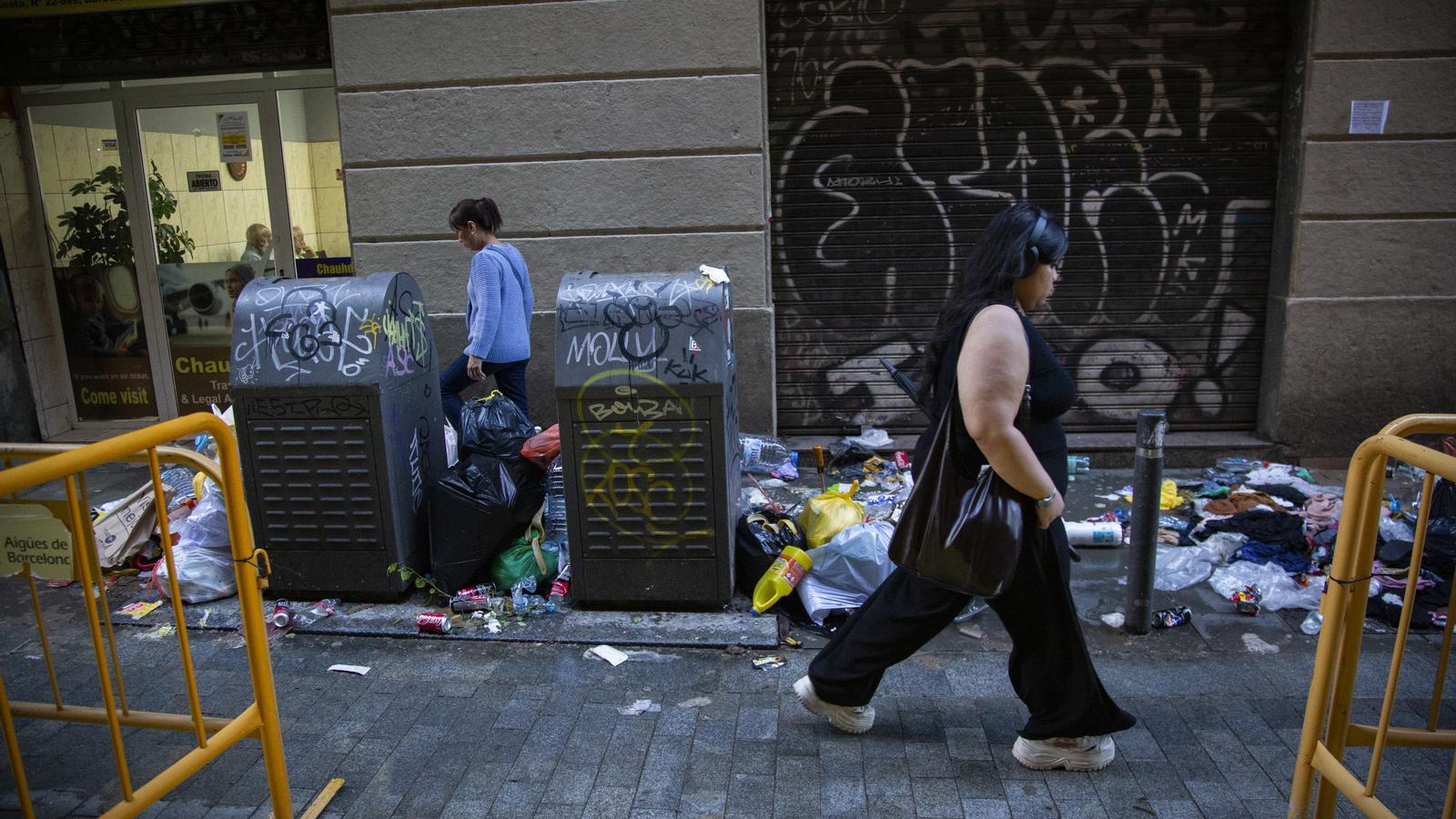 Construction tanks and accumulated trash on Joaquim Costa street in Barcelona.