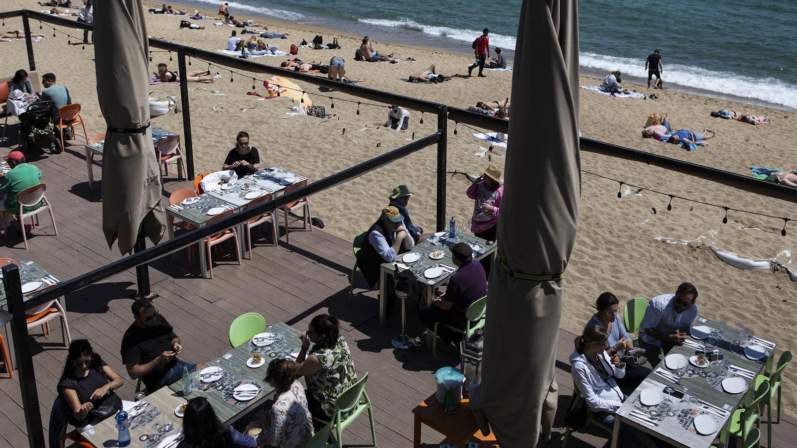 Ambient a una platja de Barcelona aquest dissabte, a poques hores que decaigui l'estat d'alarma.