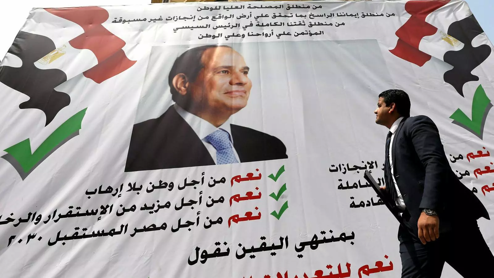 “Sí a la reforma constitucional per un millor futur”, diu la tanca publicitària amb una foto d’Al-Sissi.