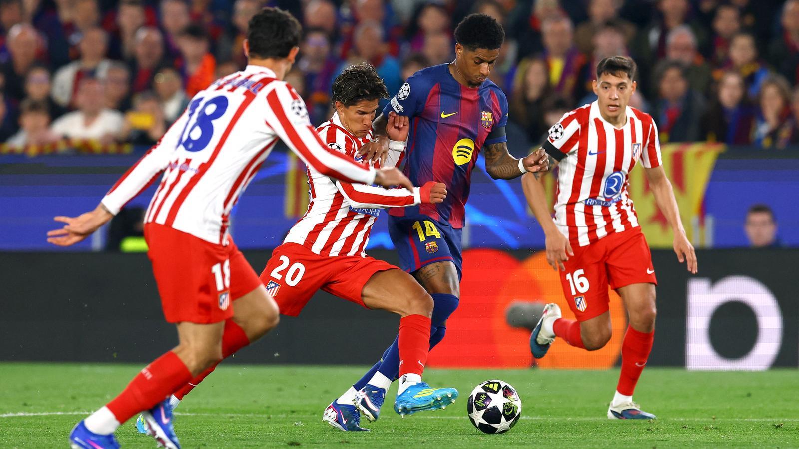 Football Football - UEFA Champions League - Quarter-finals - First leg - FC Barcelona vs Atlético de Madrid - Spotify Camp Nou, Barcelona, Spain - April 8, 2026 FC Barcelona's Marcus Rashford in action with Atlético de Madrid's Giuliano Simeone REUTERS/Albert Gea