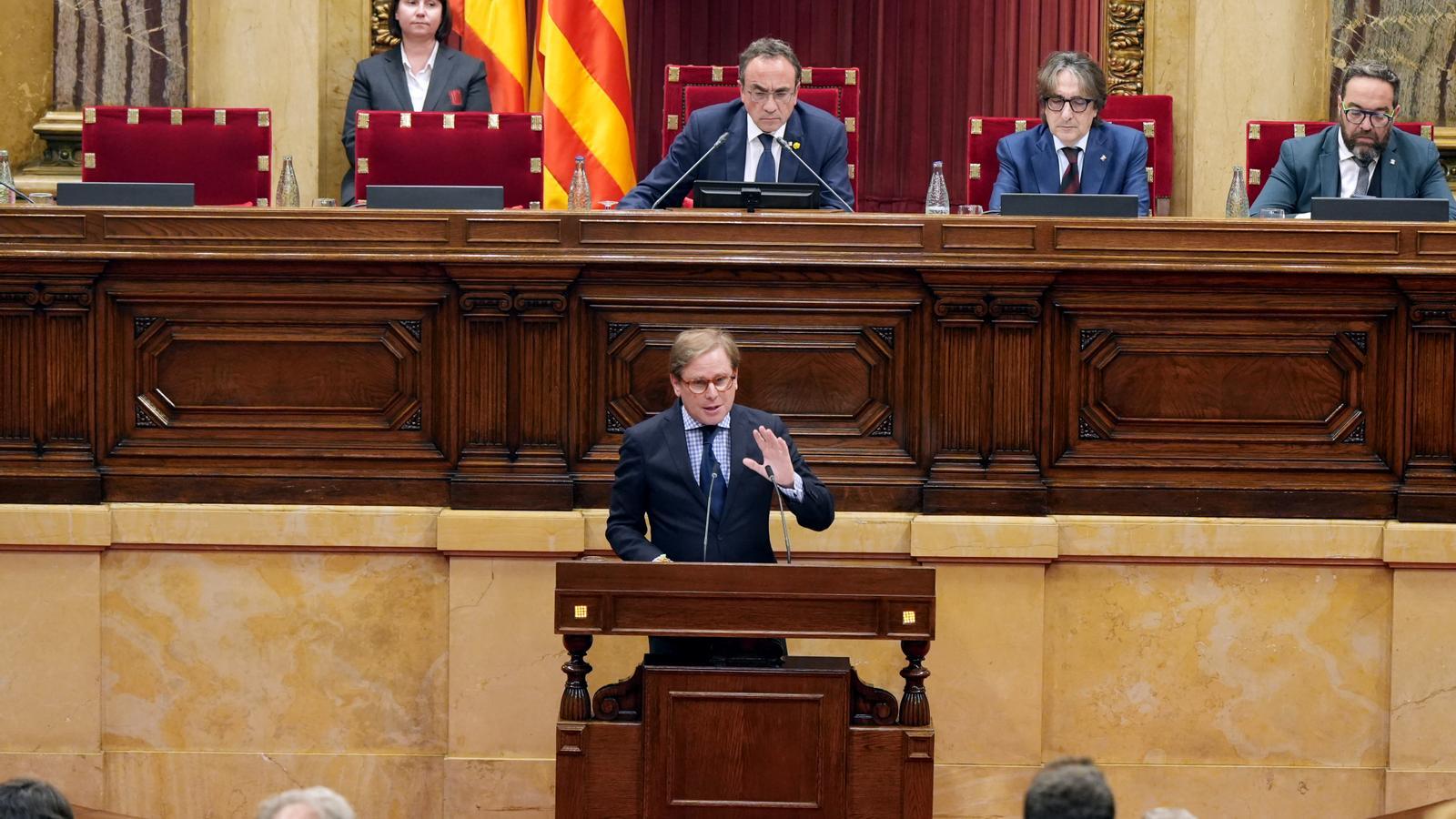 El portavoz de Vox, Joan Garriga, con Josep Rull presidiendo el Parlament