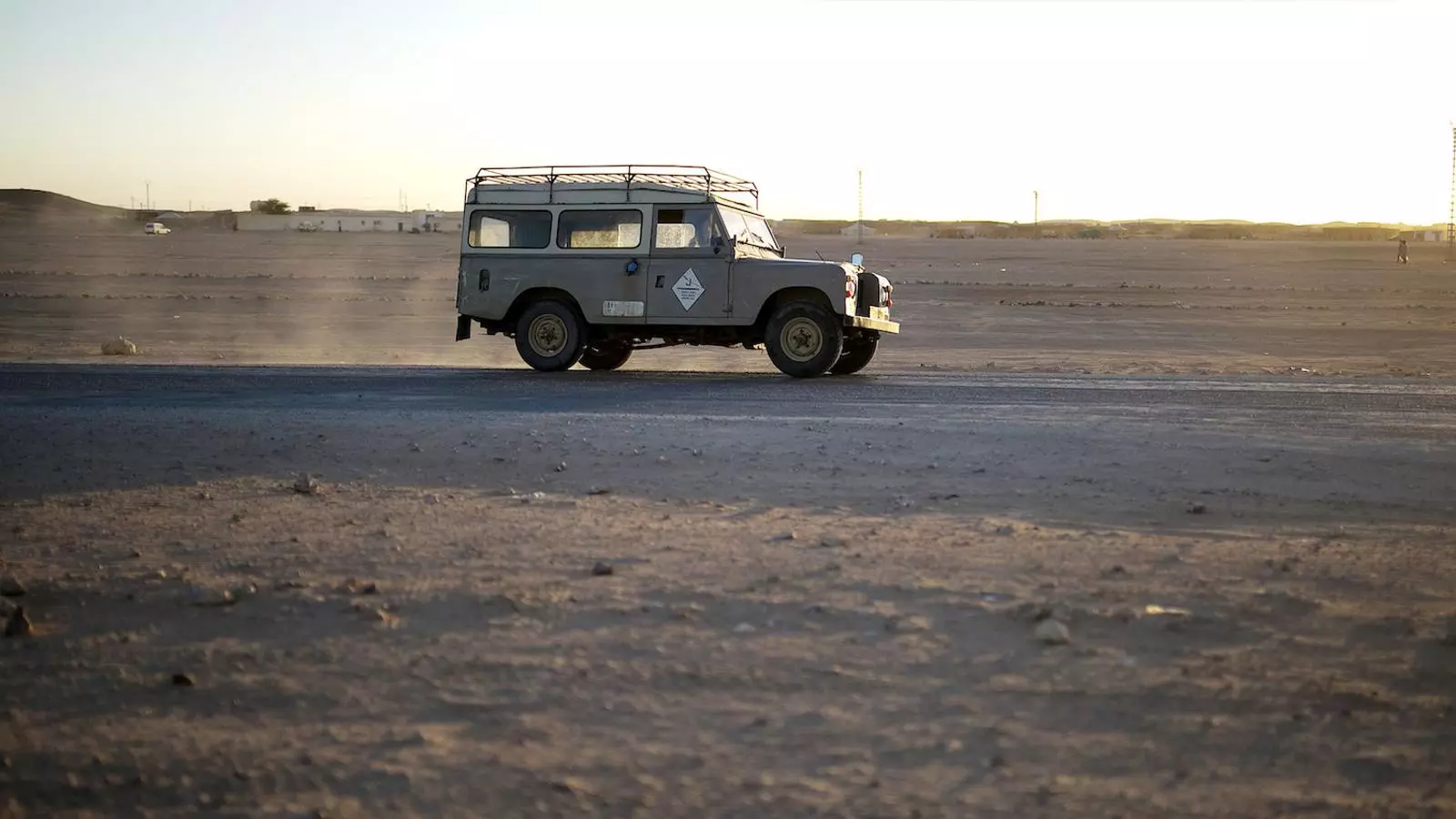 Un dels centenars de Land Rover que recorren les pistes de Tindouf