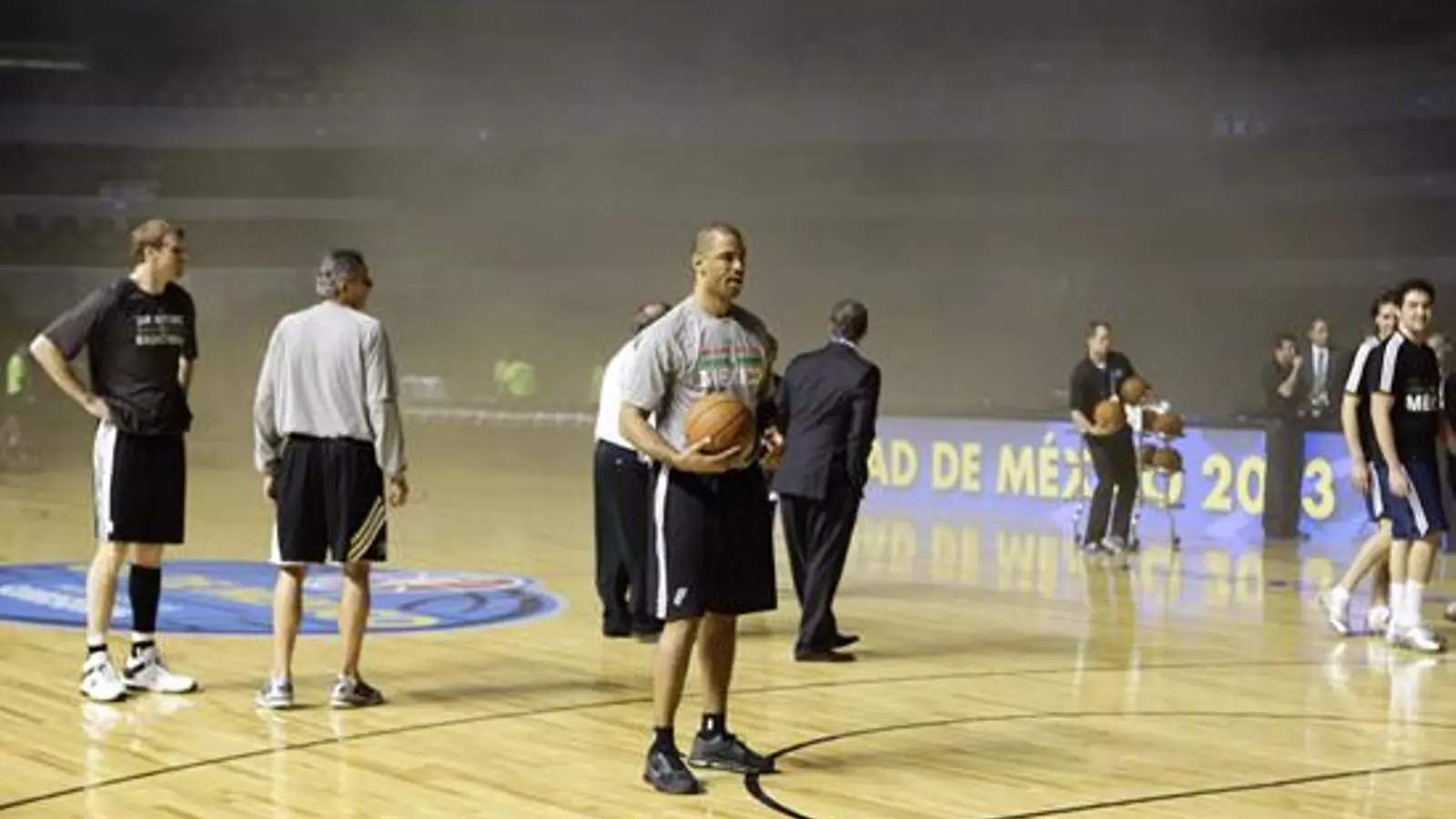 Els jugadors dels Spurs i els Timberwolves, afectats pel fum