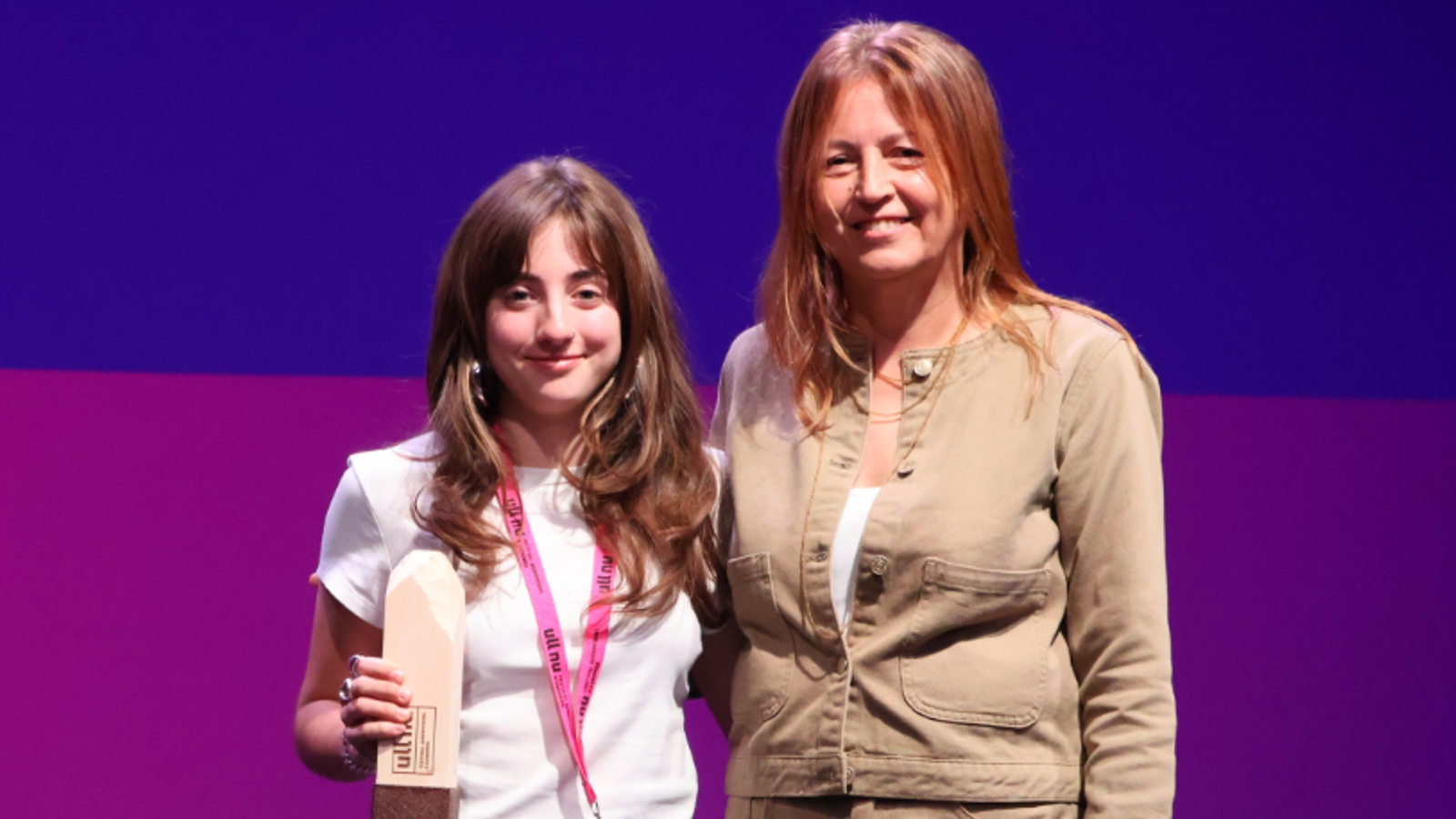 Ingrid Miralles damunt l'escenari recollint el premi.