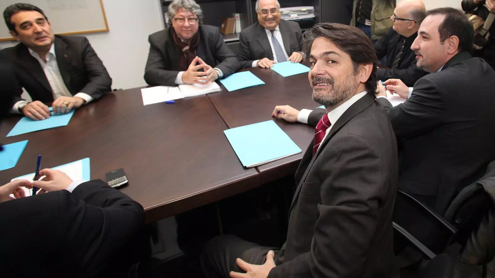 Els socialistes Antoni Balmón i Joaquim Nadal amb Oriol Pujol en la primera i última reunió que va celebrar la comissió CiU-PSC.
