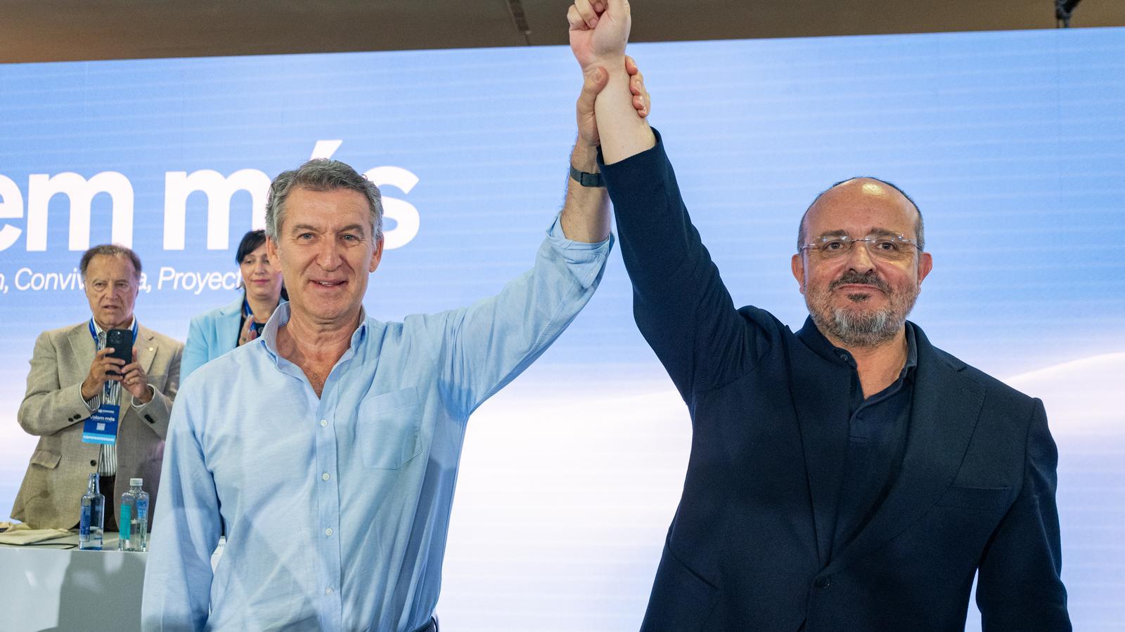 El líder estatal del PP, Alberto Núñez Feijóo, con el líder catalán, Alejandro Fernández, en el congreso del partido en Cataluña.