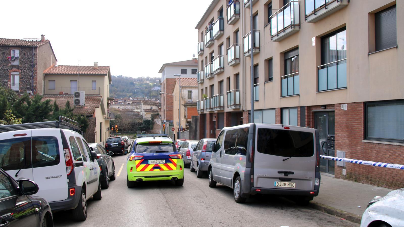 Un coche de la policía local de Olot en el lugar del crimen