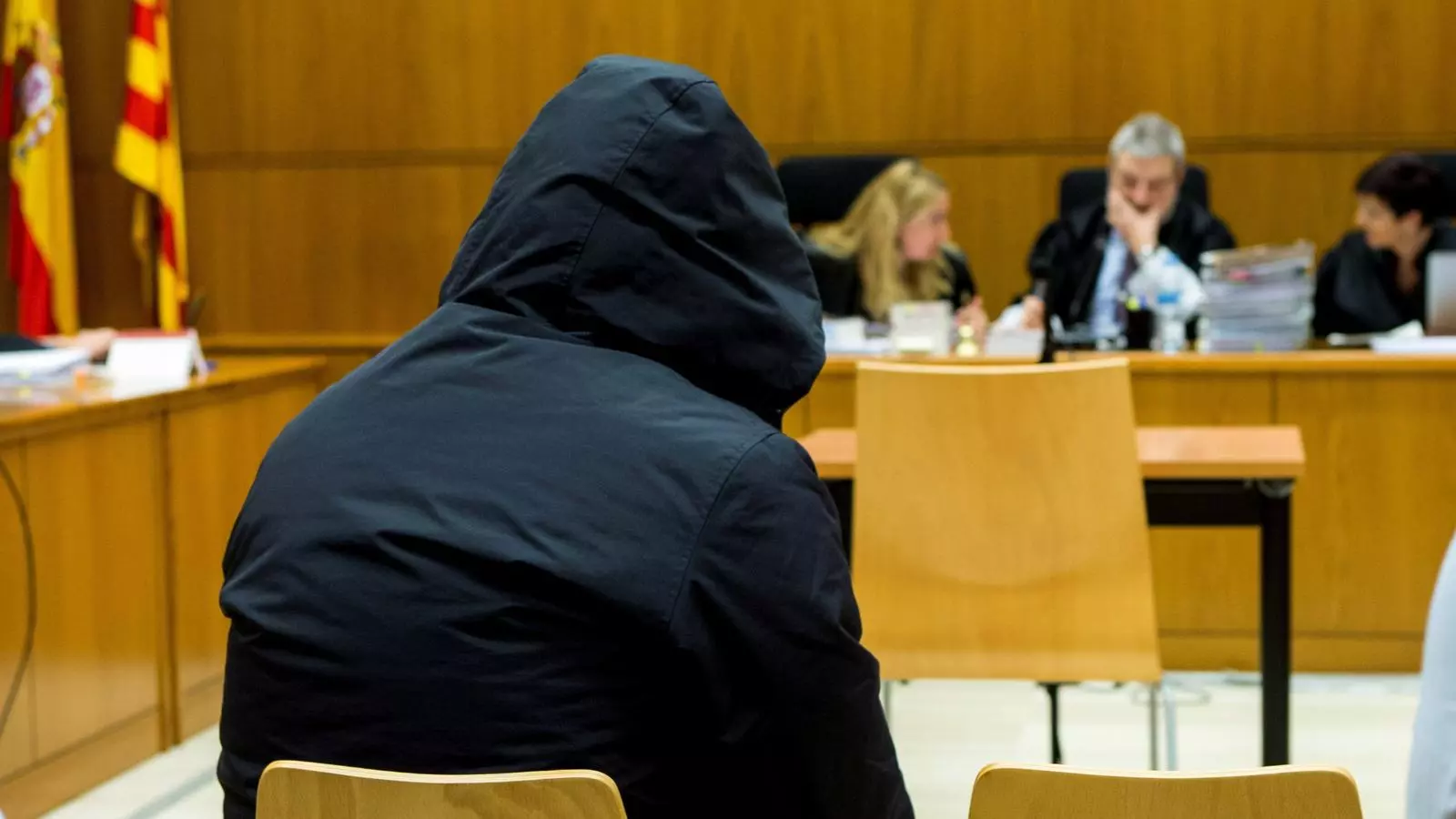 L'acusat, que s'ha tapat la cara amb una caputxa, a la secció 21 de l'Audiència de Barcelona