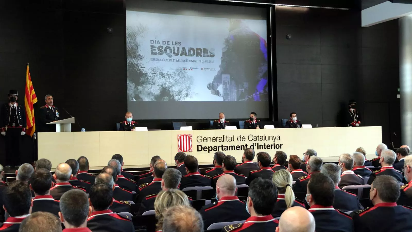 A l’esquerra el cap de la Comissaria General d’Investigació Criminal (CGIC) dels Mossos, l’intendent Ramon Chacón, durant el seu discurs.