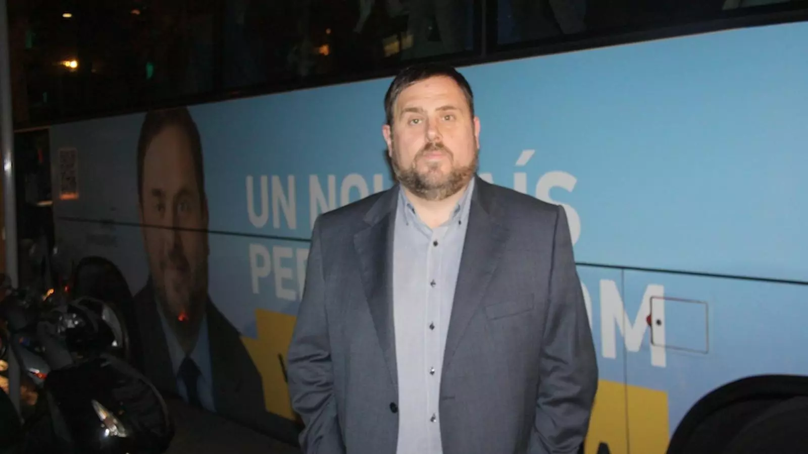 El candidat d'ERC, Oriol Junqueras, a punt d'entrar al bus de campanya / ACN