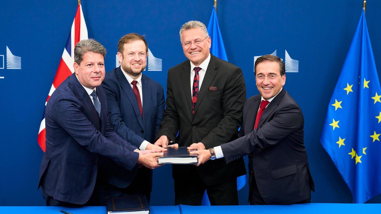 The photo of the authorities who signed the treaty this Tuesday in Brussels.
